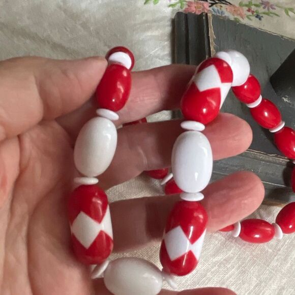 Vintage red & white chunky 80’s beaded necklace. - Picture 2 of 7